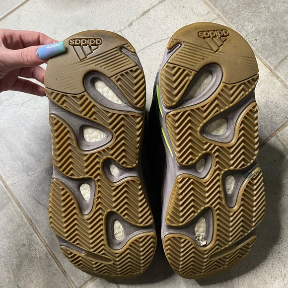 Mauve Yeezy 700 - Picture 5 of 7